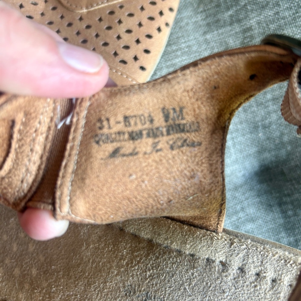 Easy Street Tan Soft Comfort Low Wedge Leather Sandal Size 9 Summer vacation - Picture 5 of 7